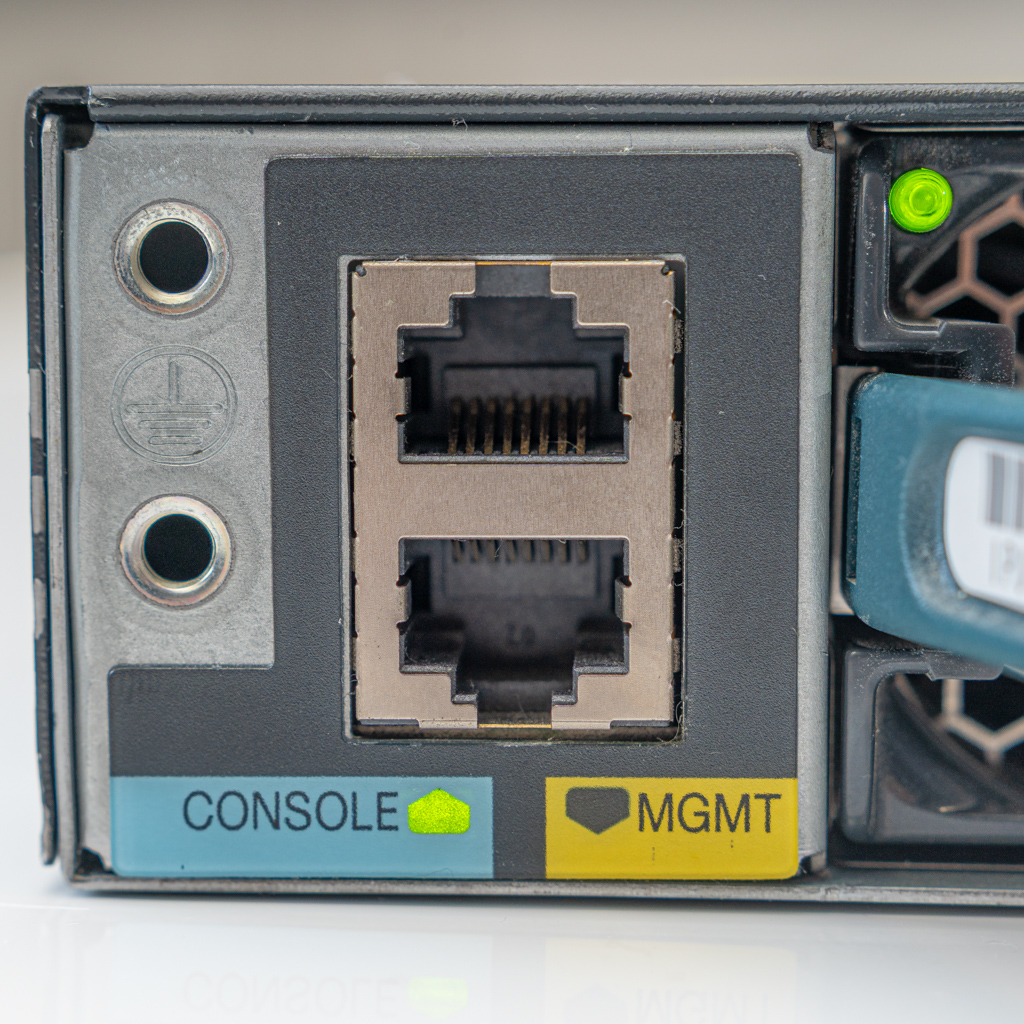 Cisco Switch console and mgmt port